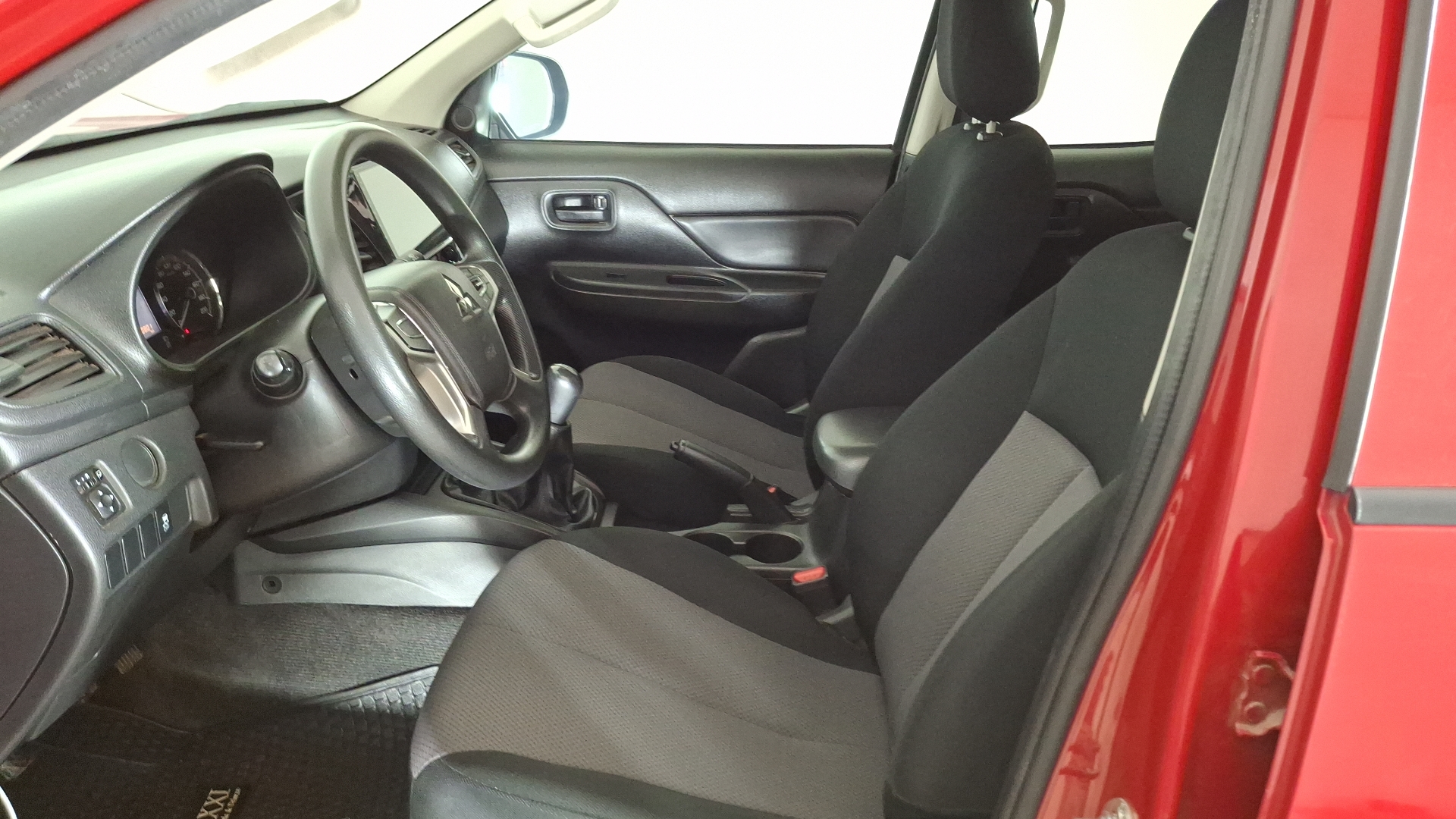 Mitsubishi L200 — foto 13 de 16