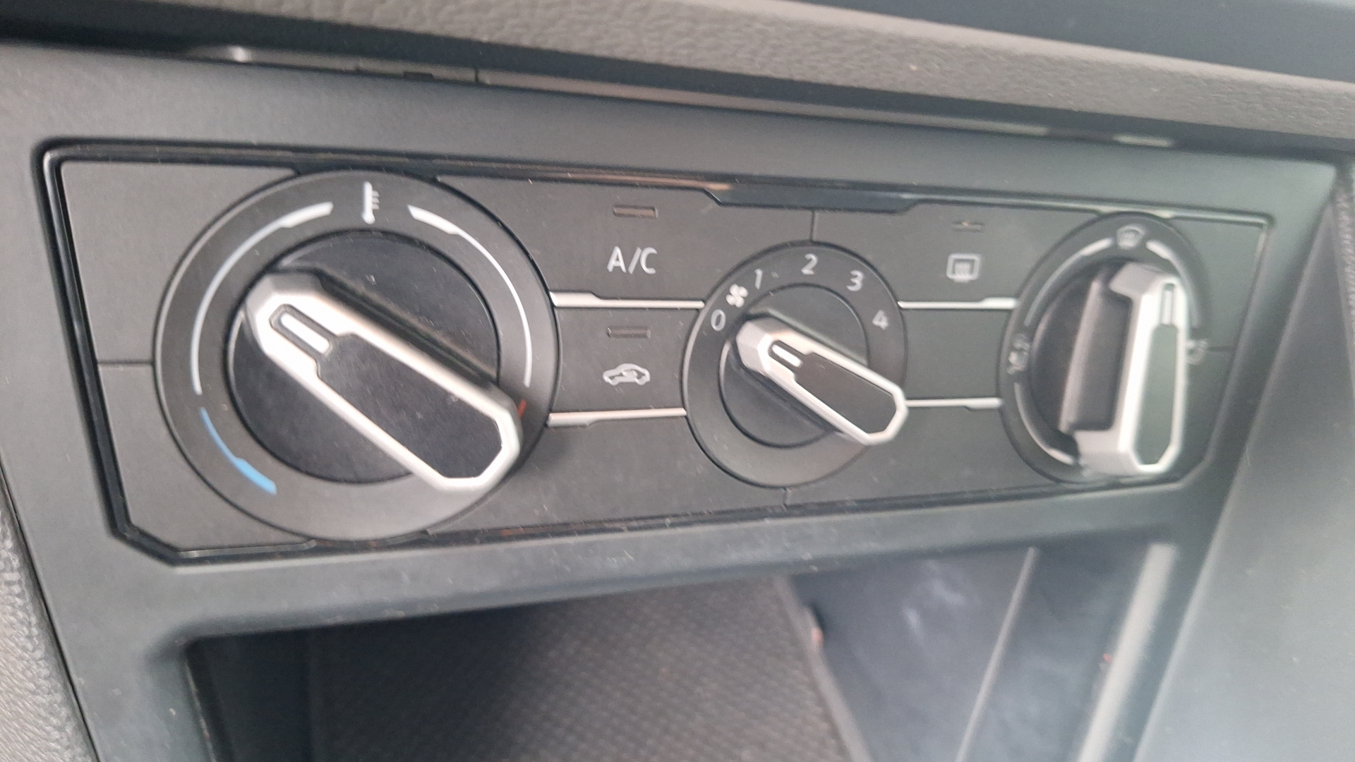Volkswagen Polo — foto 14 de 14