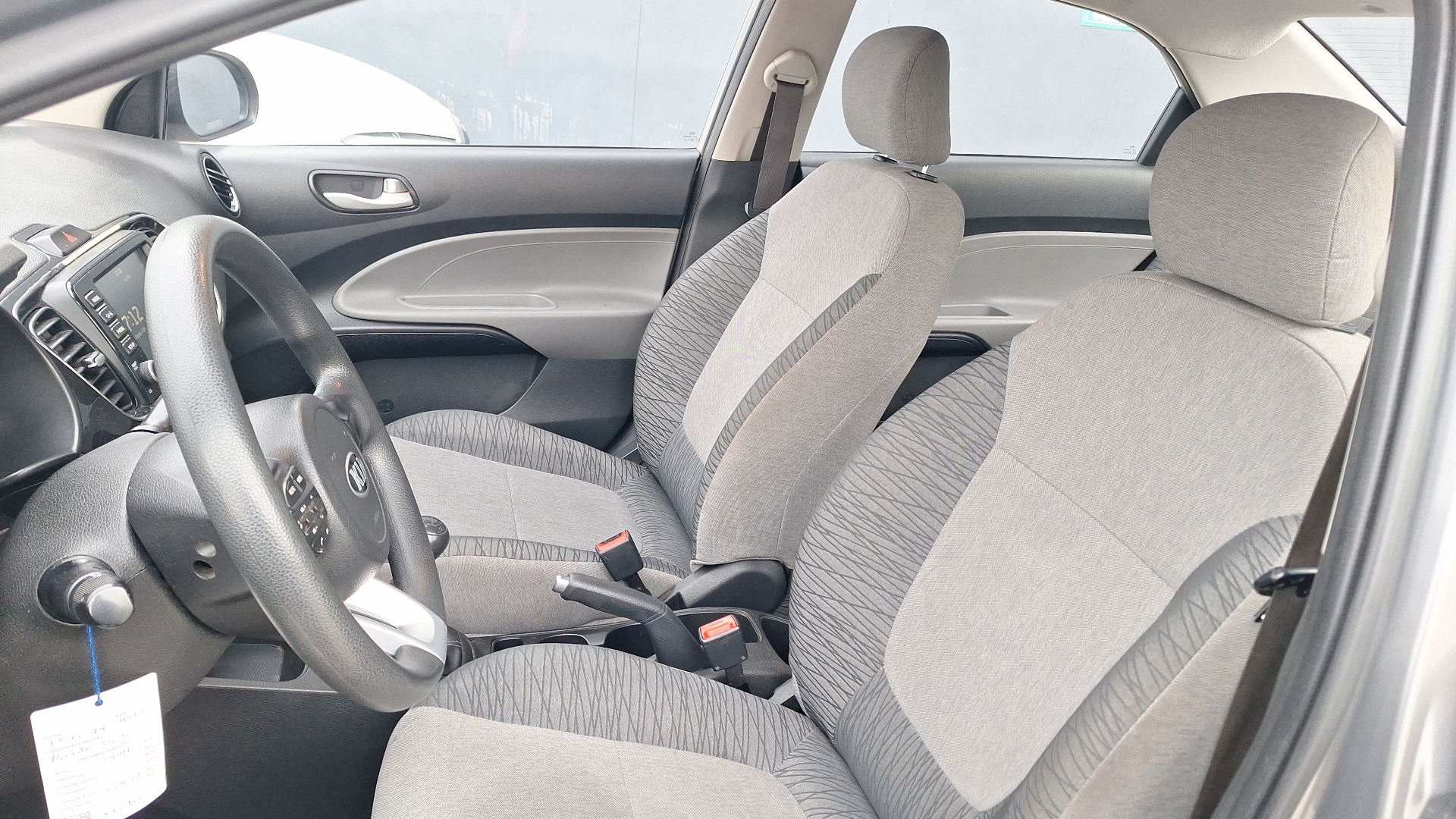 KIA Soluto — foto 14 de 15