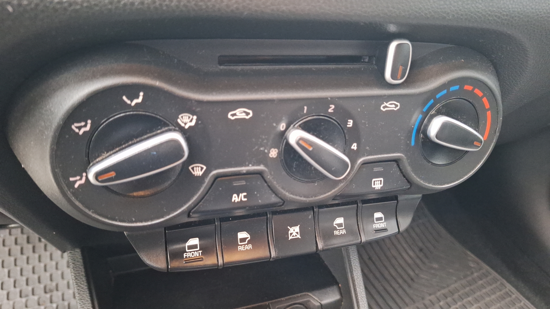 KIA Soluto — foto 15 de 15