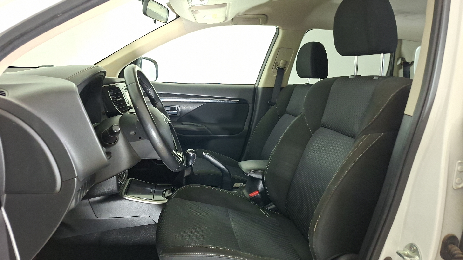 Mitsubishi Outlander — foto 13 de 16