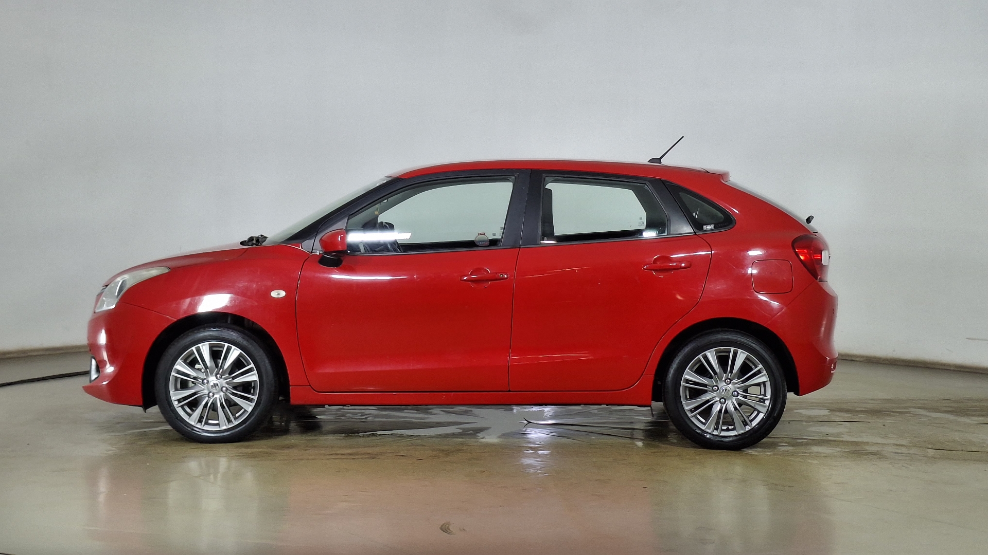 Suzuki Baleno — foto 7 de 16