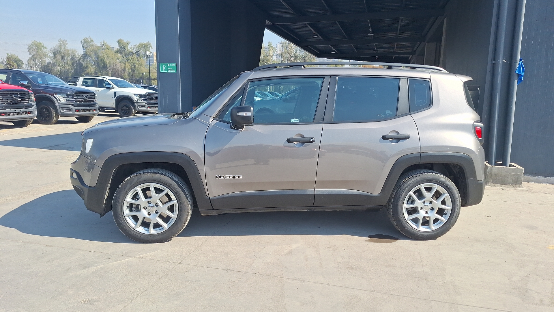 Jeep Renegade — foto 2 de 15