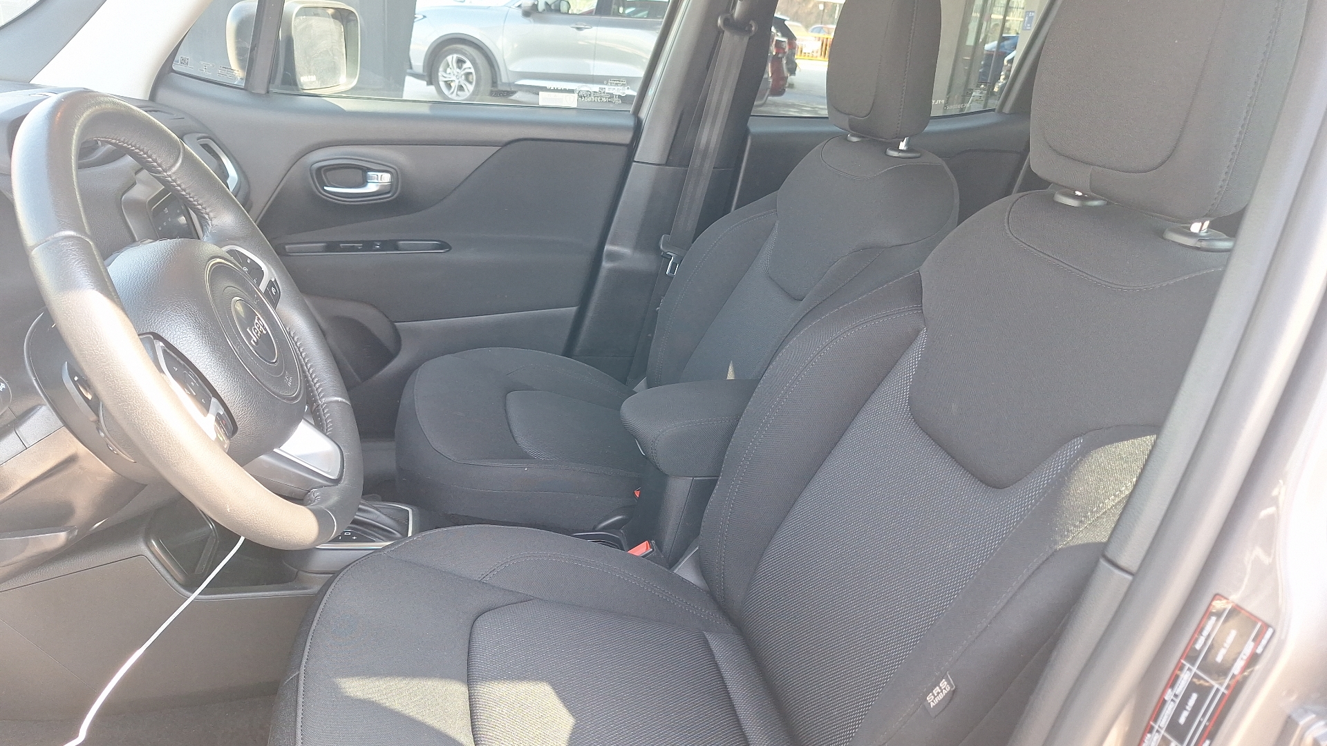 Jeep Renegade — foto 14 de 15