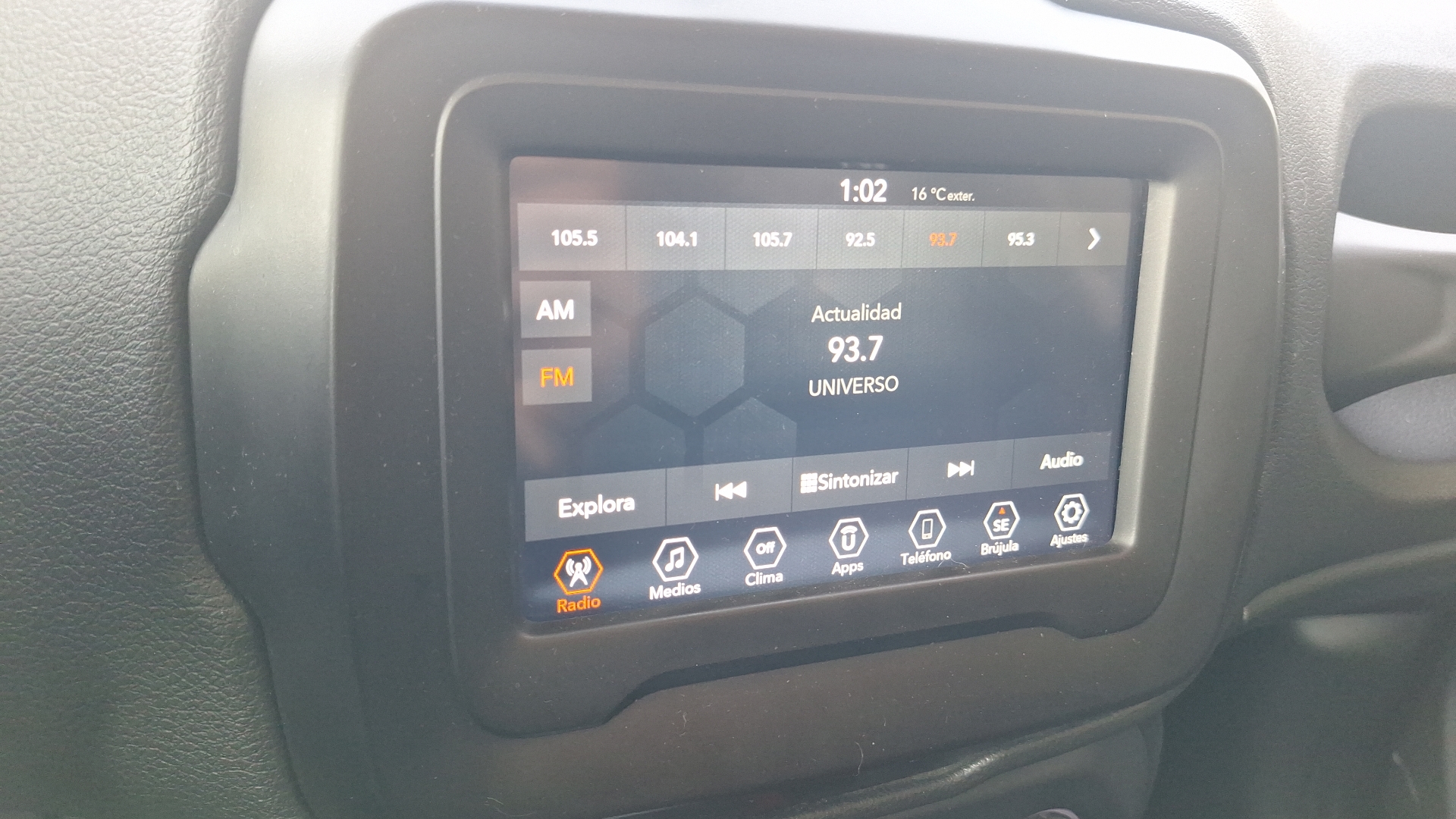 Jeep Renegade — foto 10 de 15