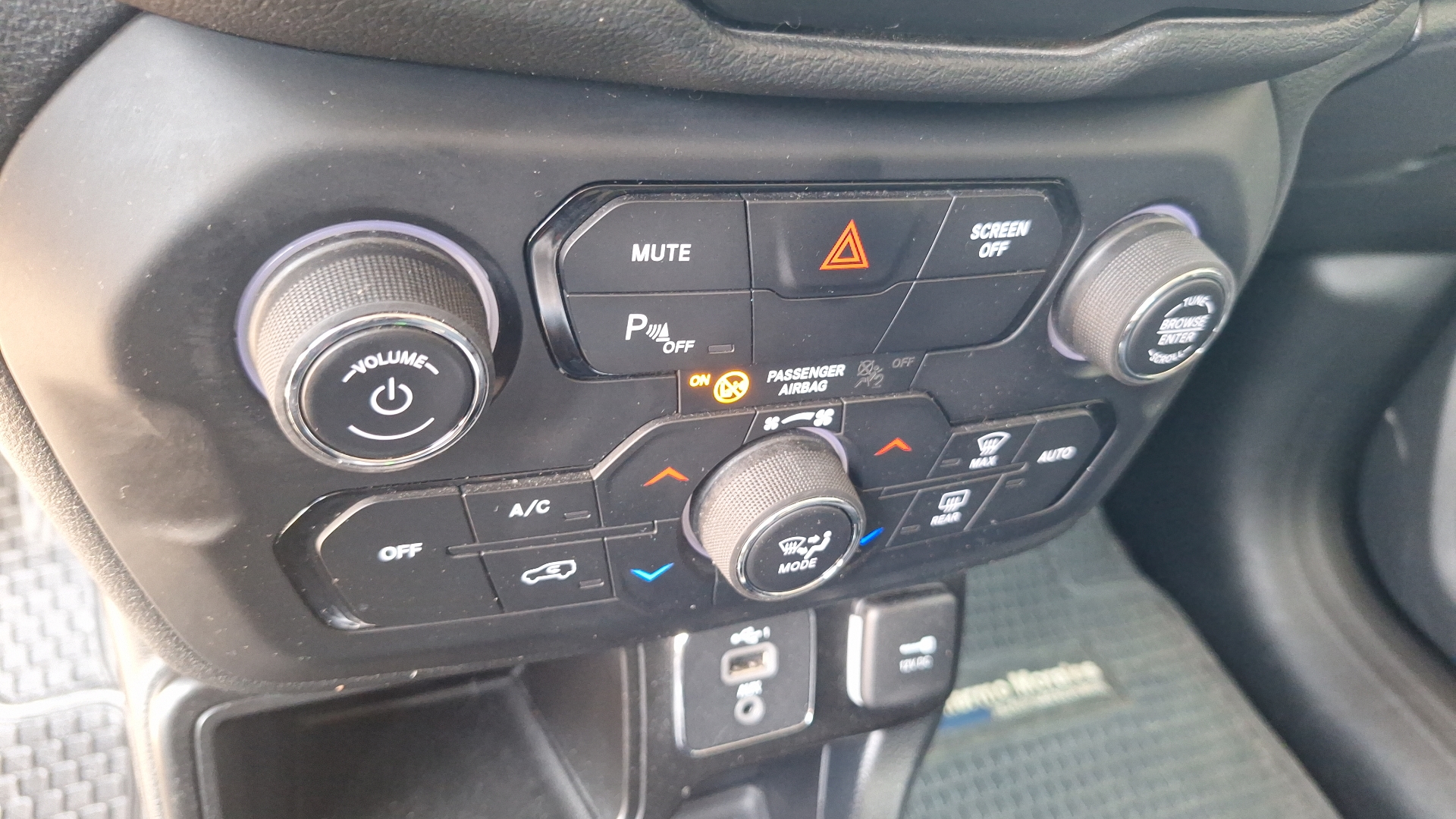 Jeep Renegade — foto 15 de 15
