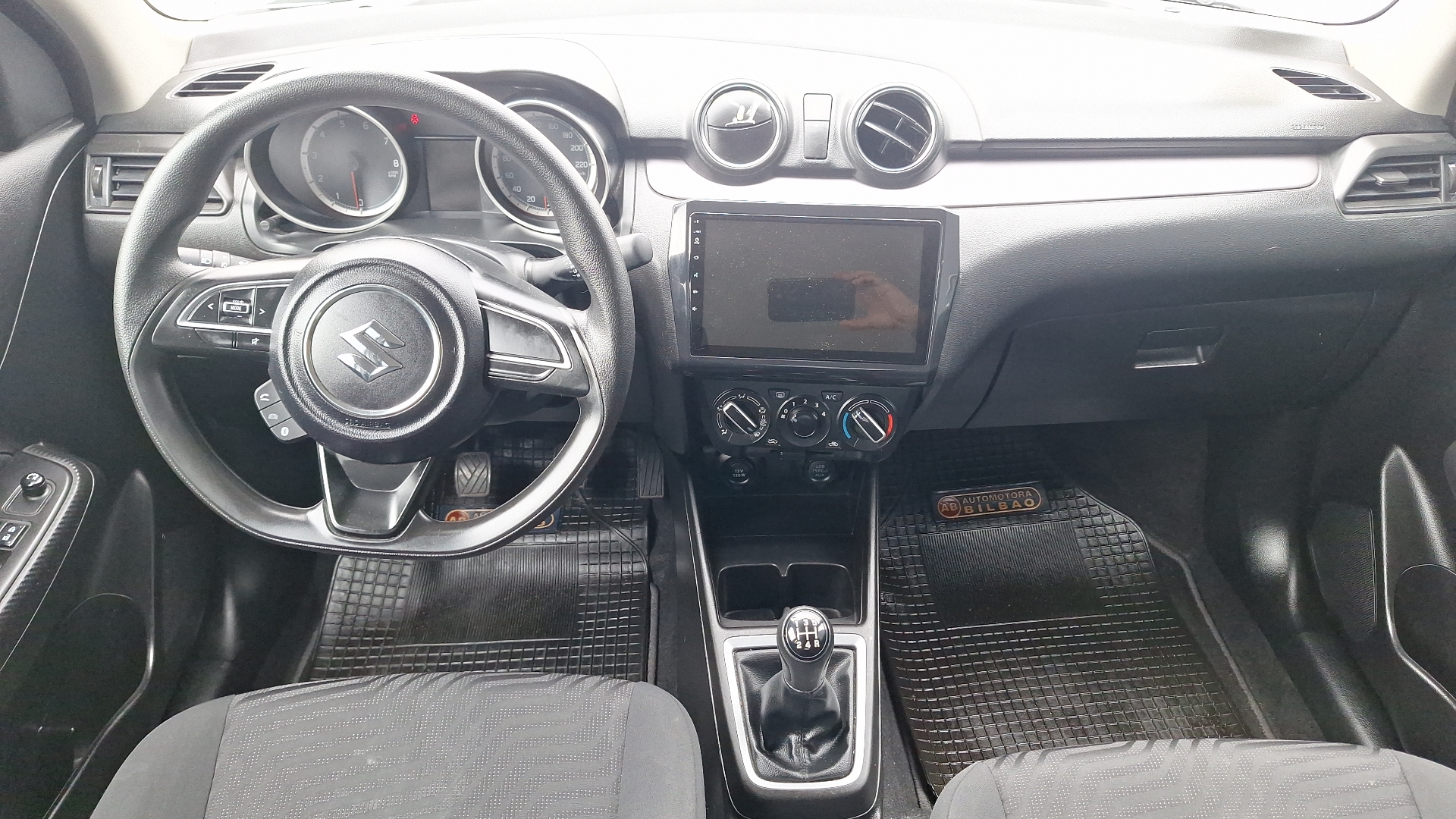 Suzuki Swift — foto 6 de 15