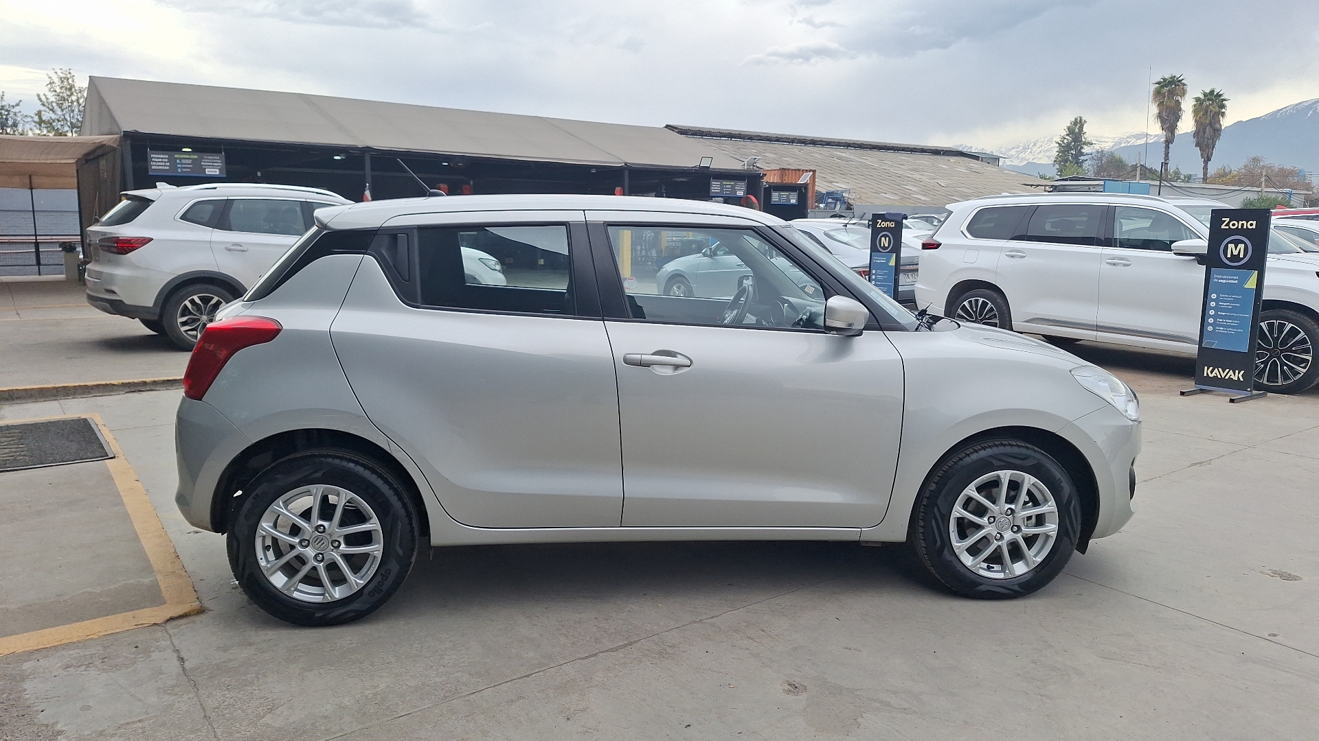 Suzuki Swift — foto 5 de 15