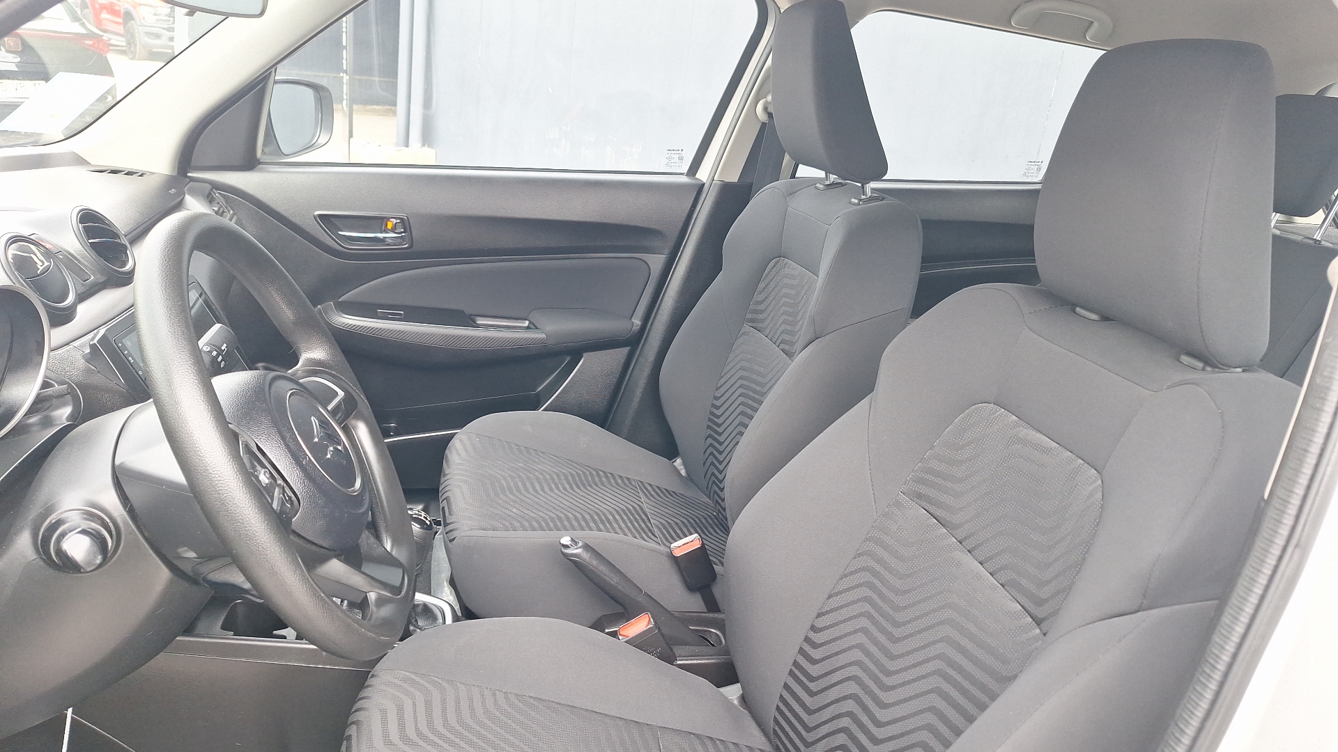 Suzuki Swift — foto 14 de 15