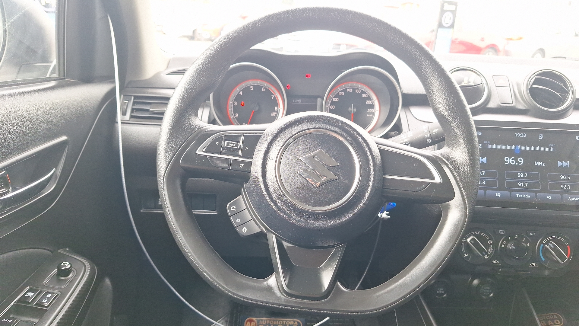 Suzuki Swift — foto 8 de 15