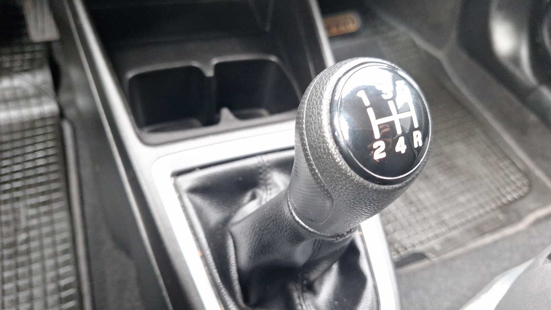 Suzuki Swift — foto 11 de 15