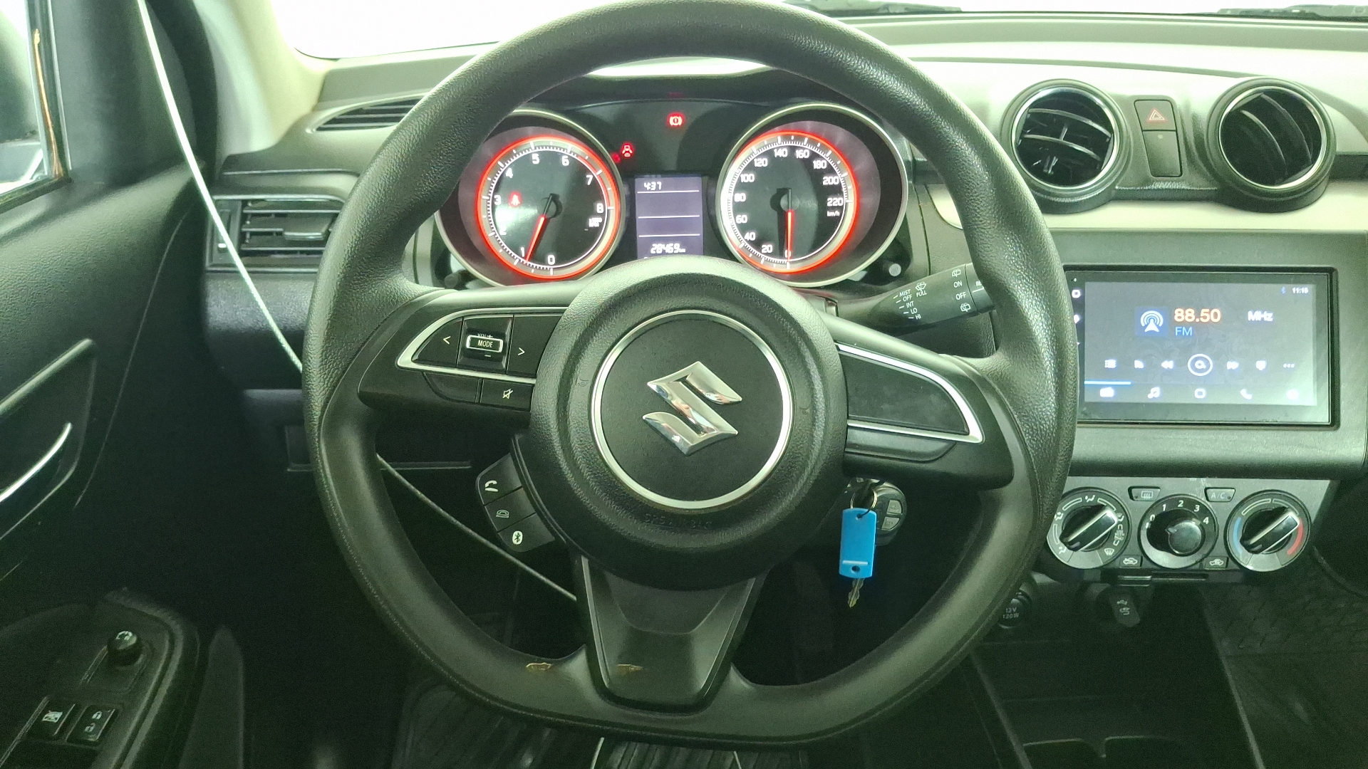 Suzuki Swift — foto 8 de 15