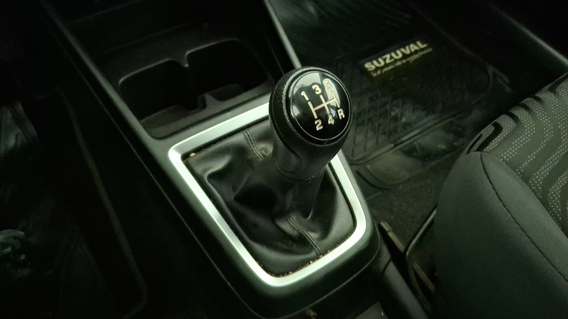 Suzuki Swift — foto 11 de 15