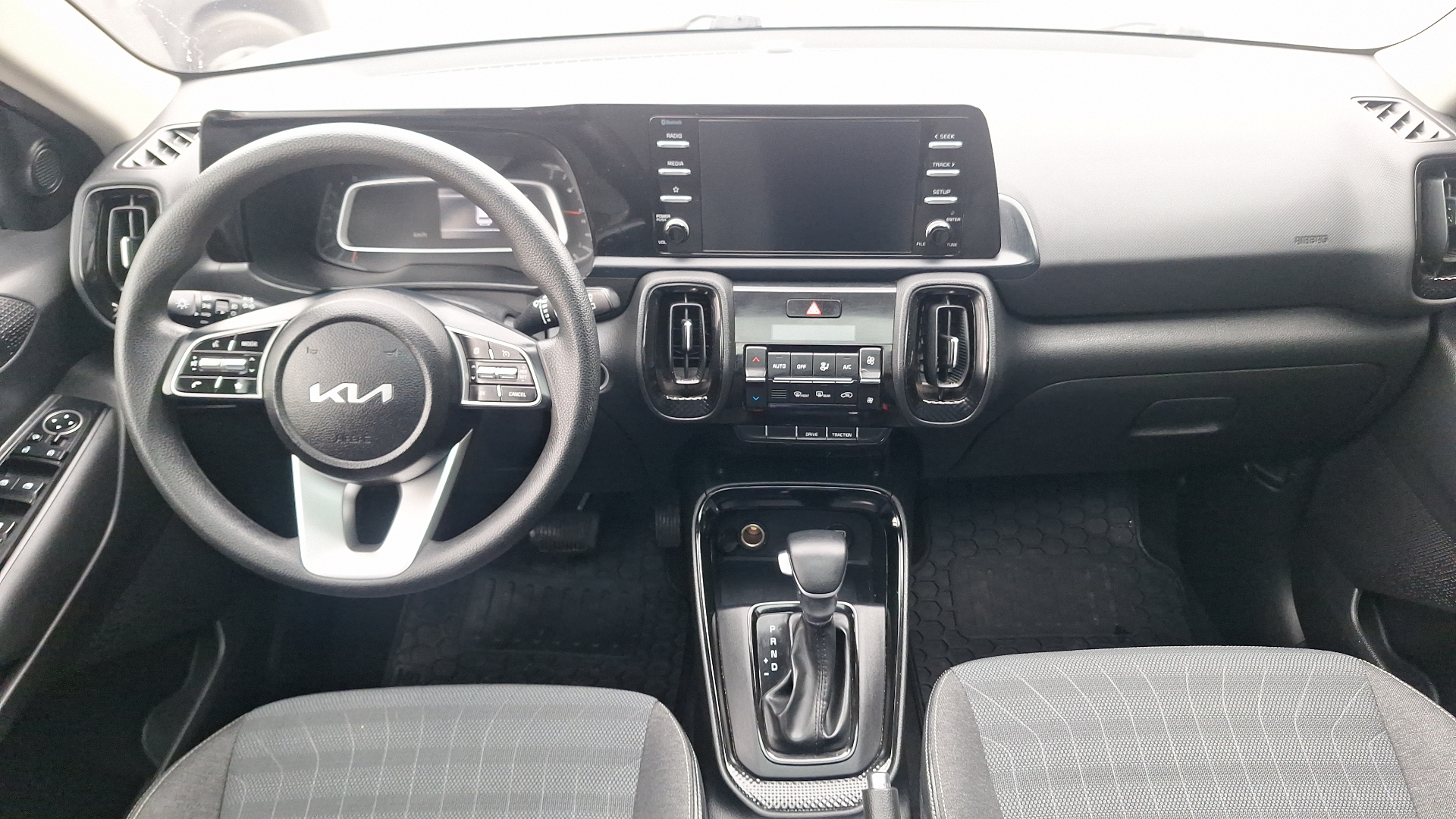 KIA Sonet — foto 6 de 16