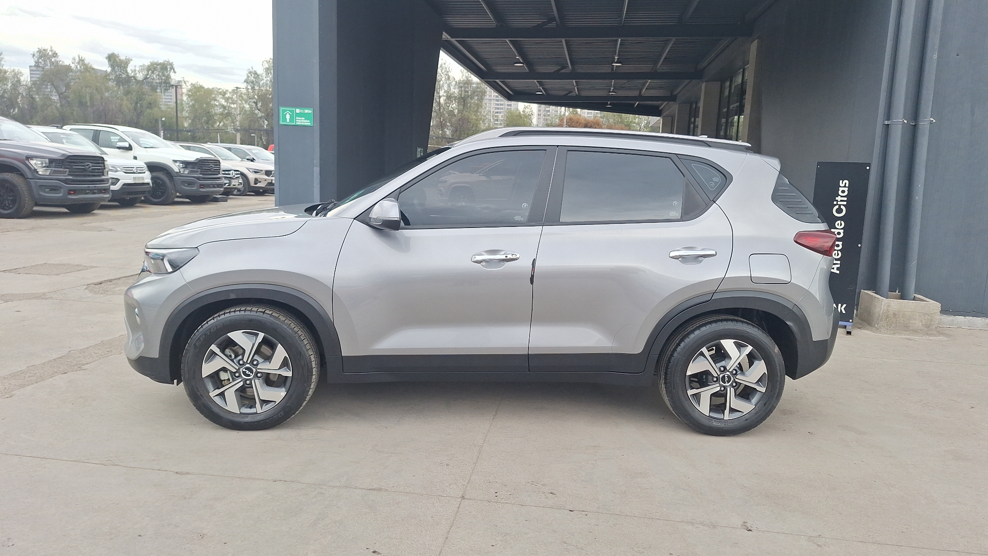 KIA Sonet — foto 2 de 16