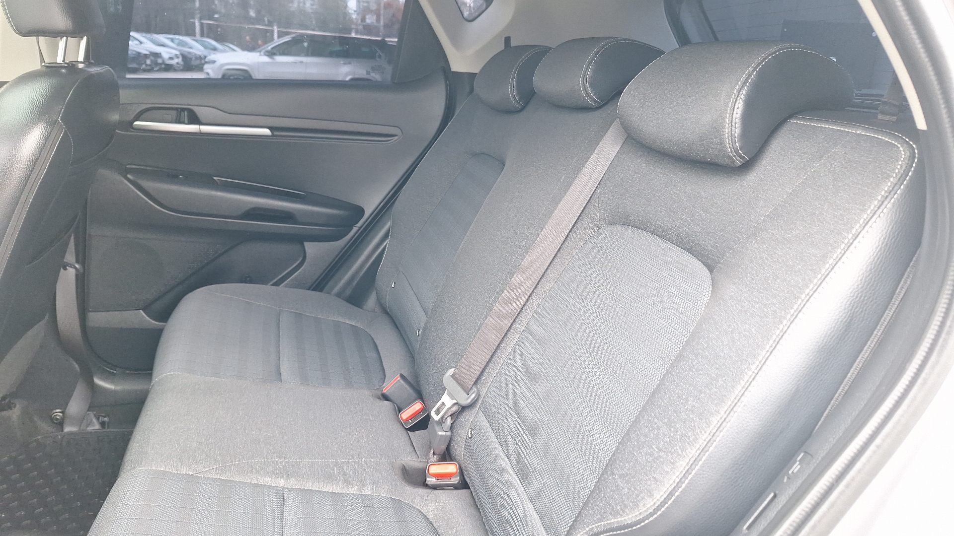 KIA Sonet — foto 14 de 16