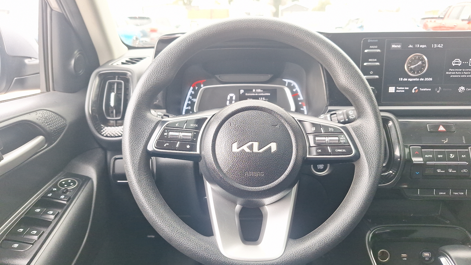 KIA Sonet — foto 8 de 16