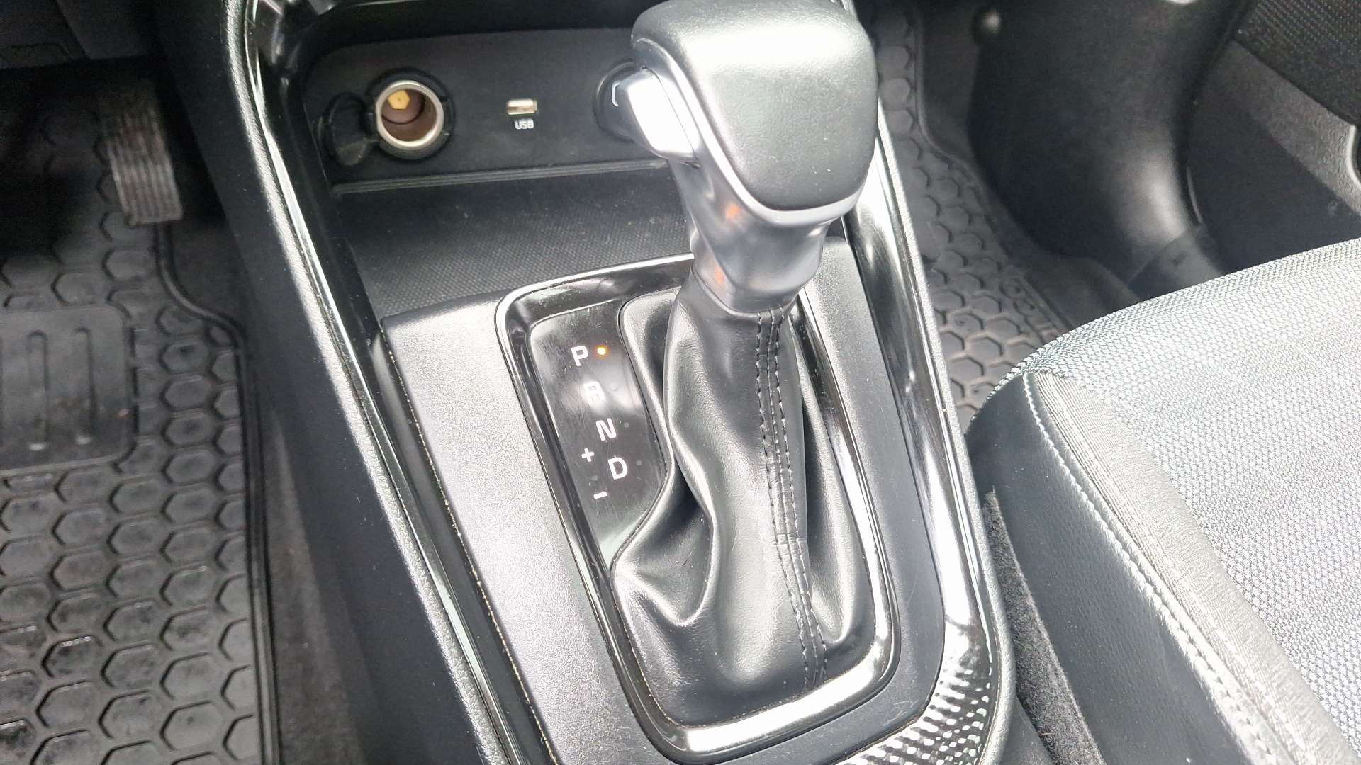 KIA Sonet — foto 11 de 16
