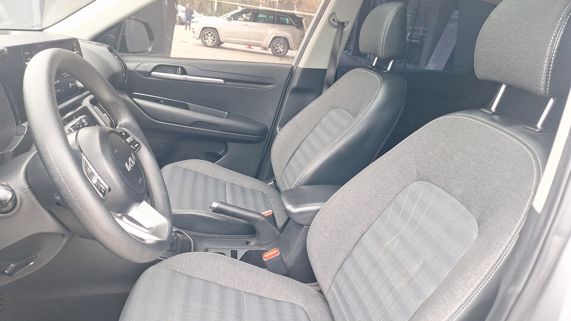 KIA Sonet — foto 15 de 16