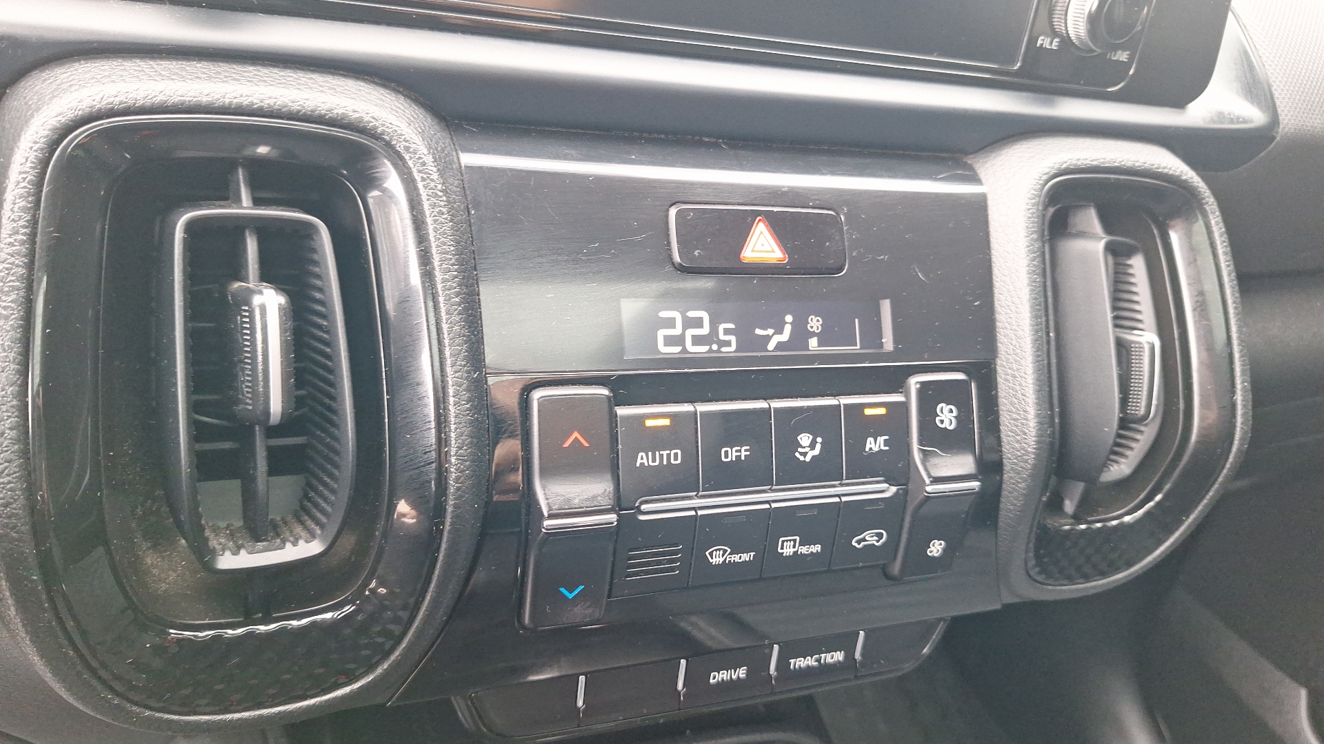 KIA Sonet — foto 16 de 16