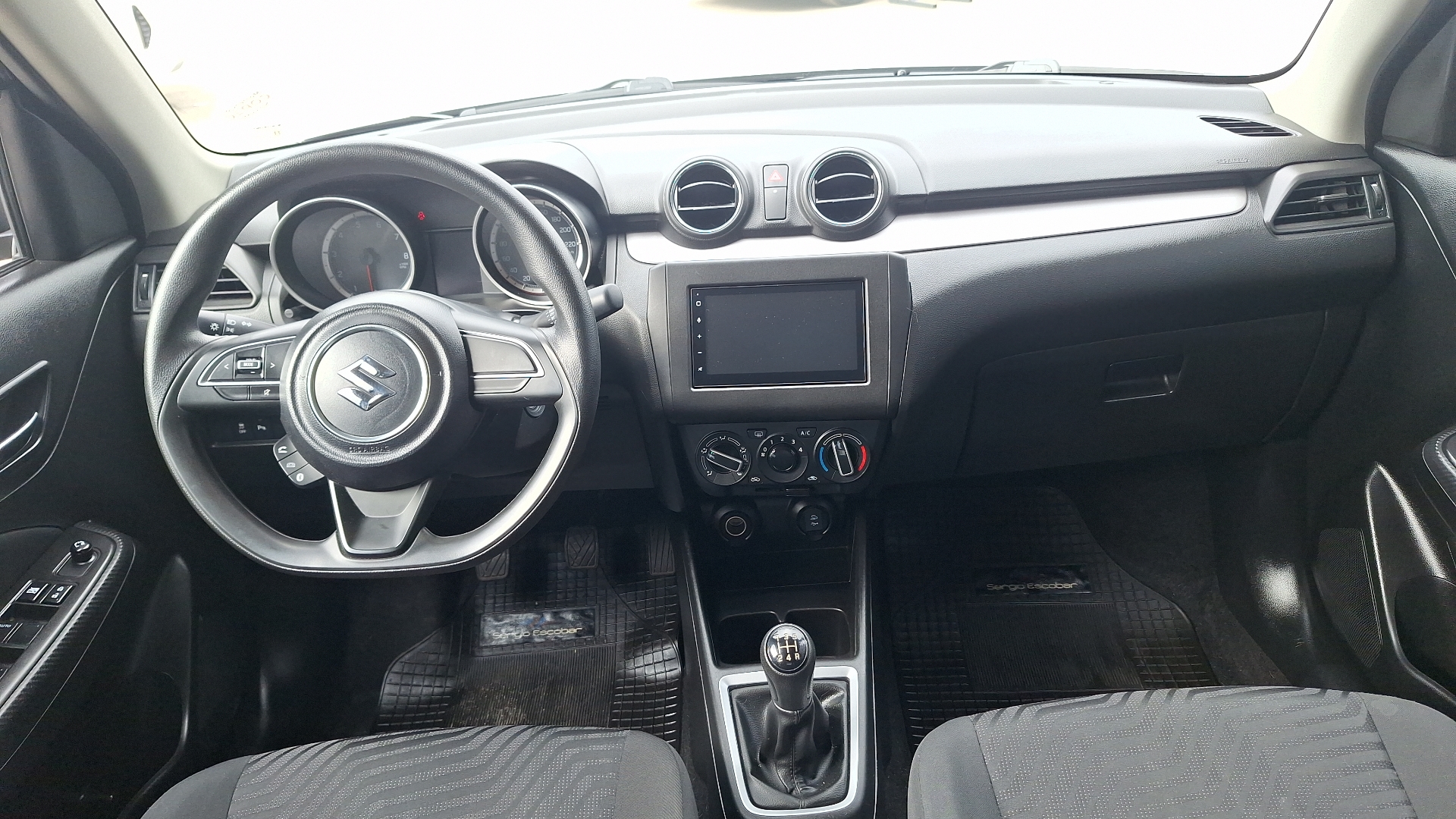 Suzuki Swift — foto 6 de 14