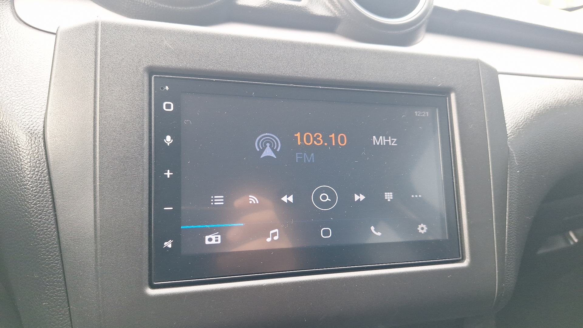 Suzuki Swift — foto 10 de 14
