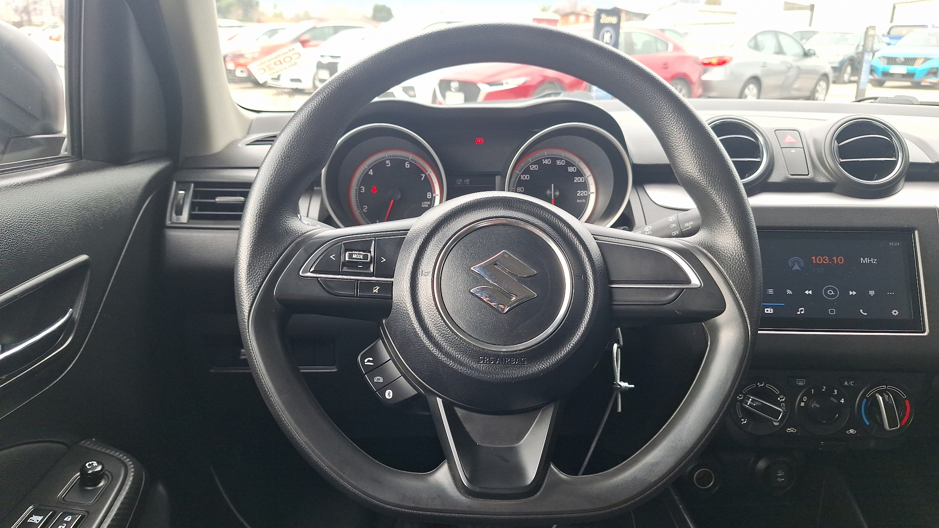 Suzuki Swift — foto 8 de 14