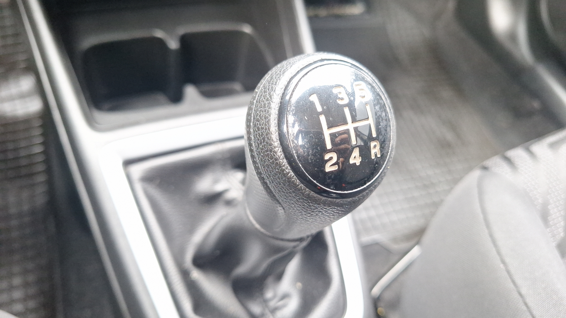 Suzuki Swift — foto 11 de 14