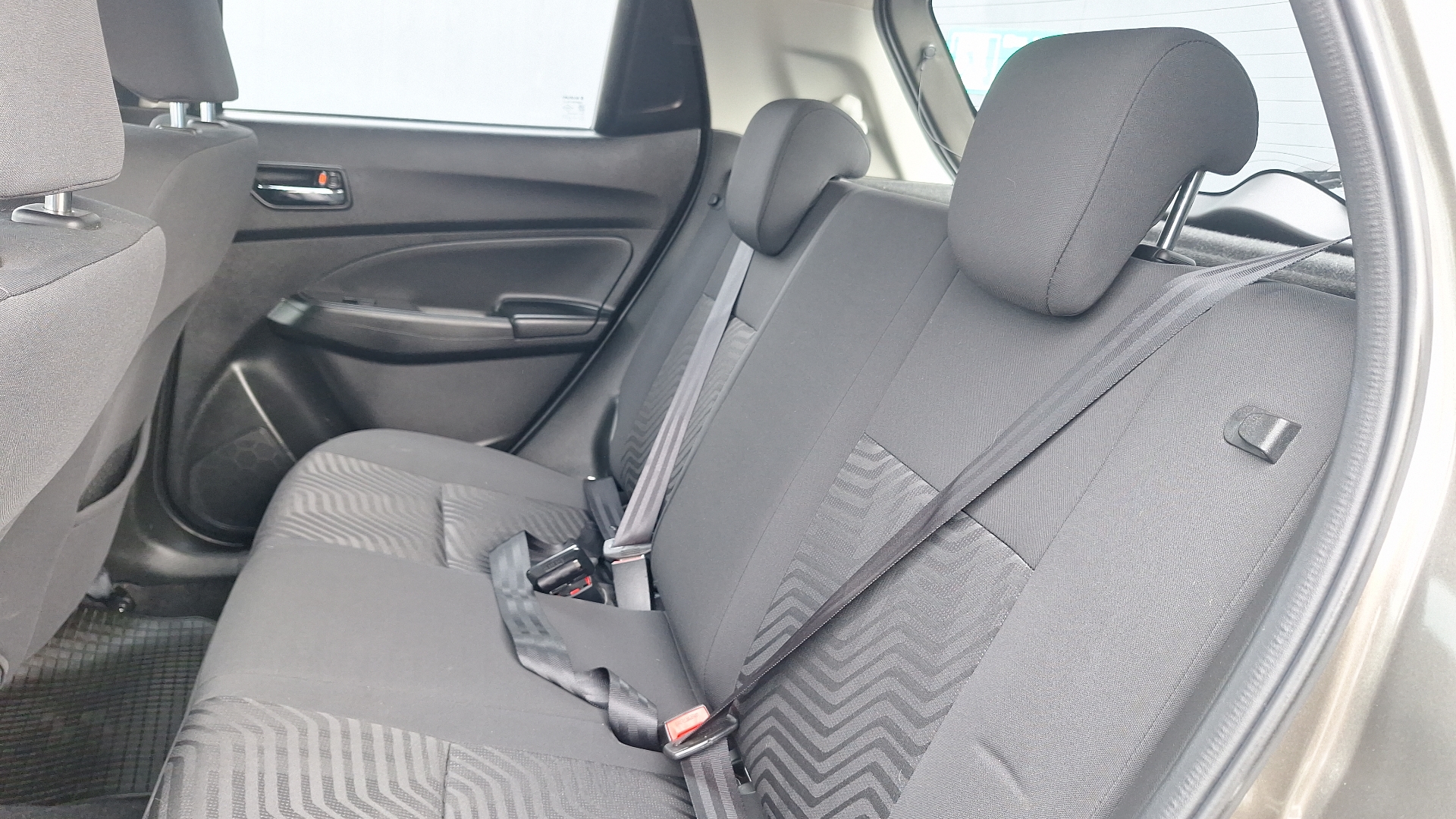 Suzuki Swift — foto 12 de 14
