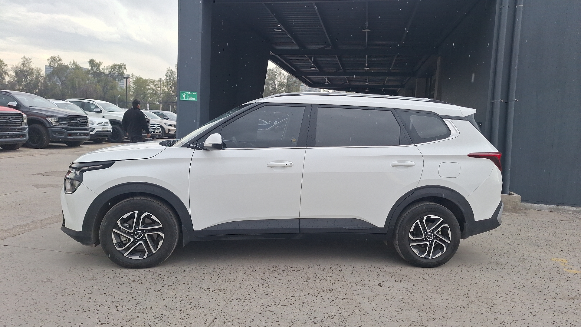 KIA Carens — foto 2 de 16