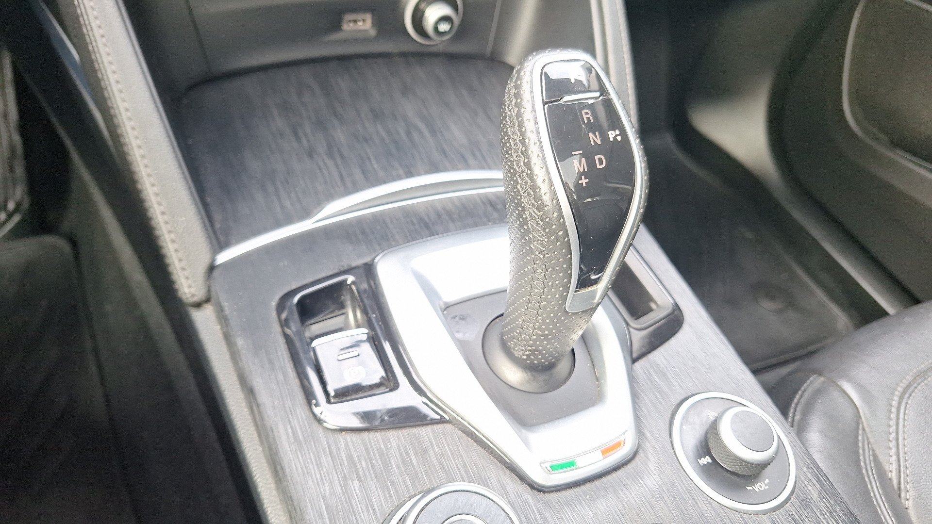 Alfa Romeo Stelvio — foto 11 de 16