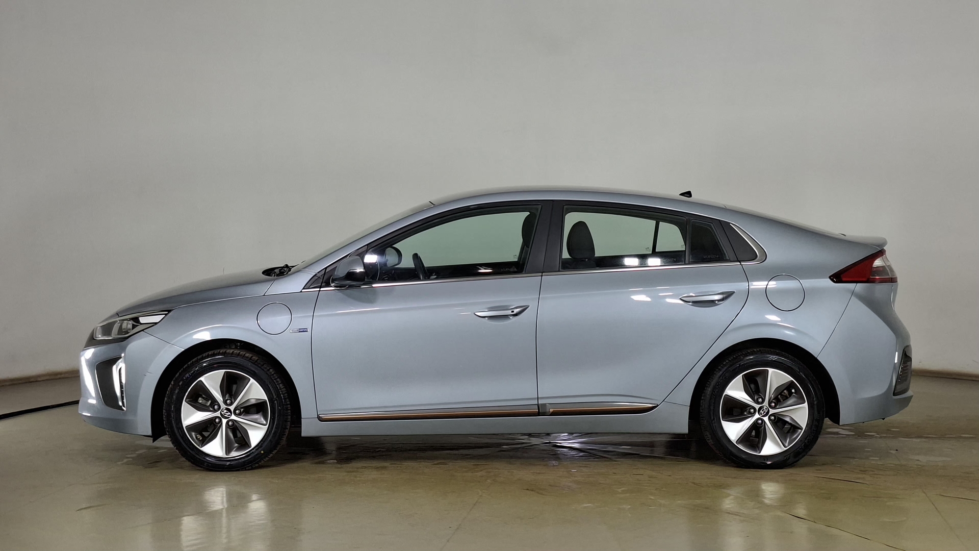 Hyundai Ioniq — foto 7 de 16