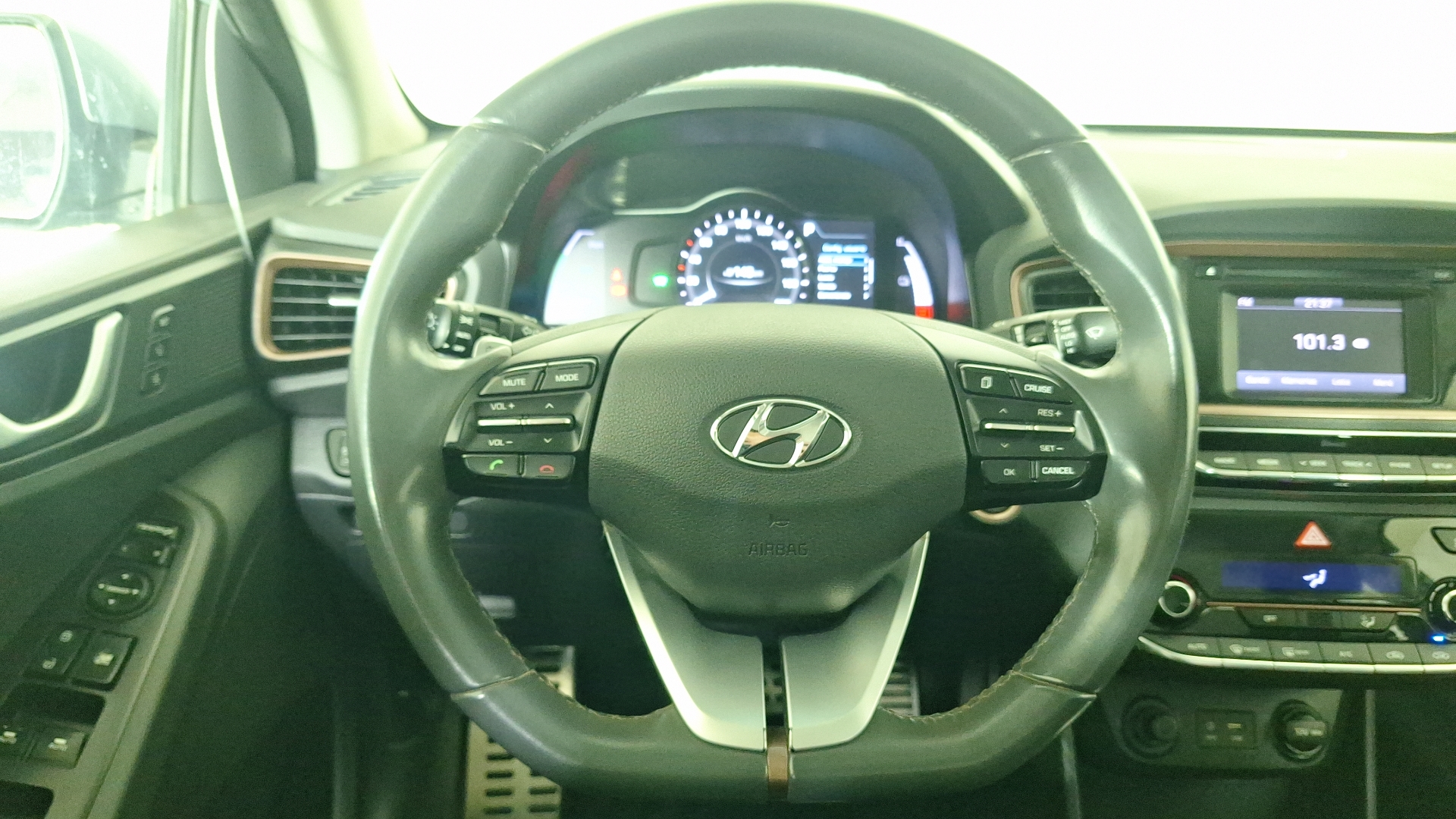 Hyundai Ioniq — foto 8 de 16