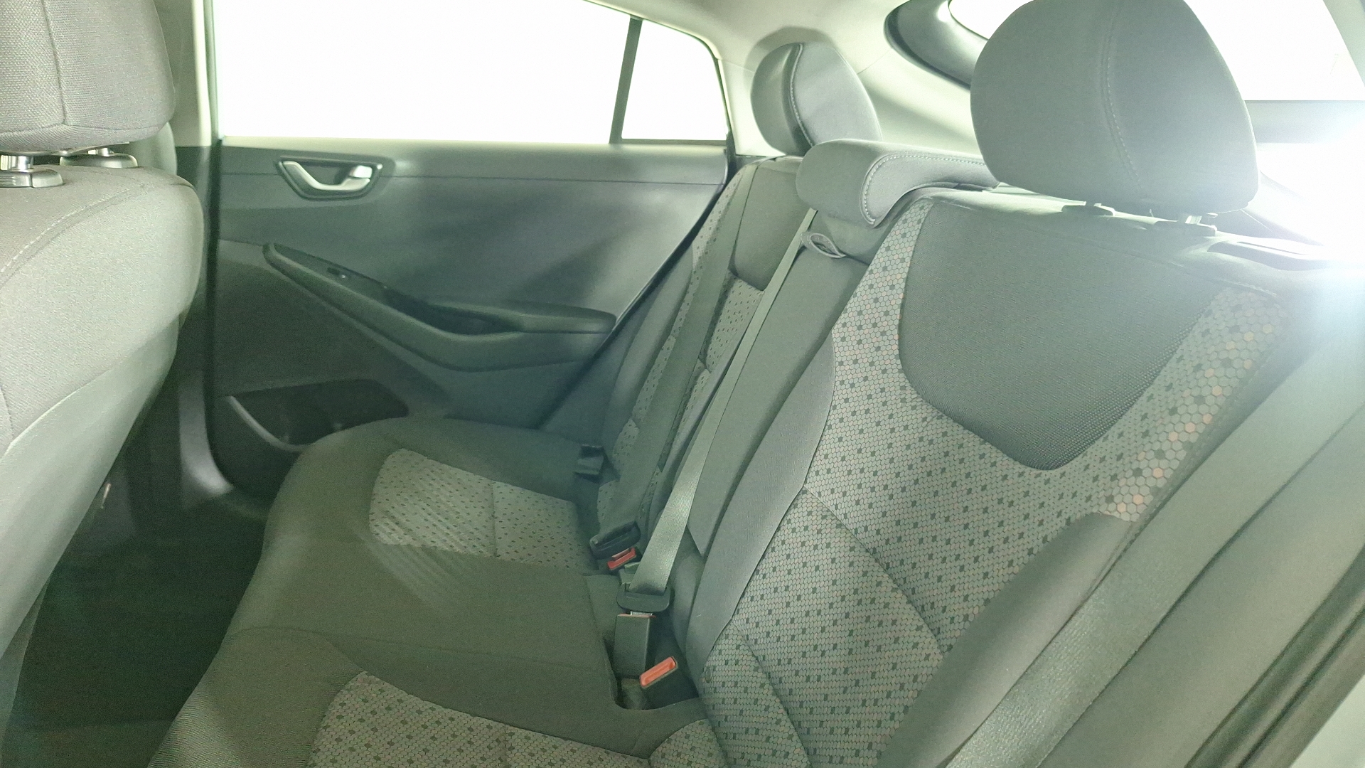 Hyundai Ioniq — foto 13 de 16