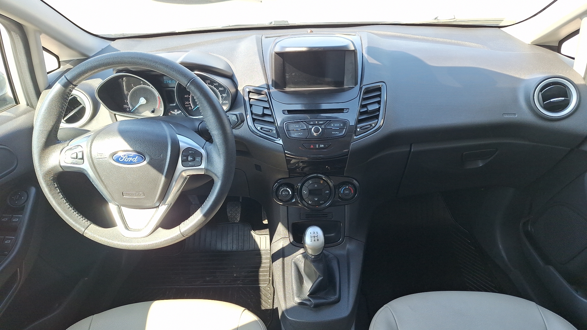 Ford Fiesta — foto 6 de 15