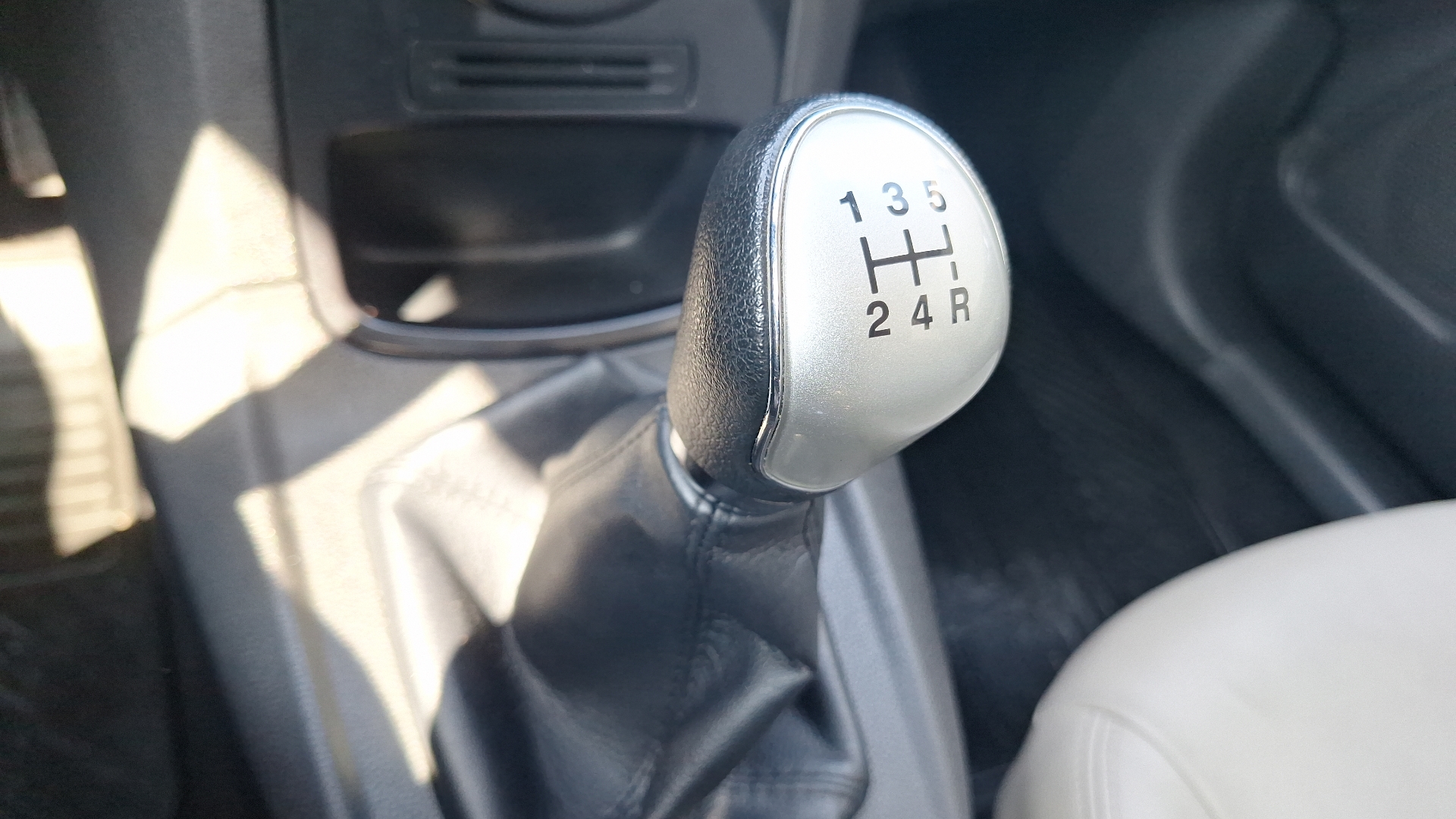 Ford Fiesta — foto 11 de 15