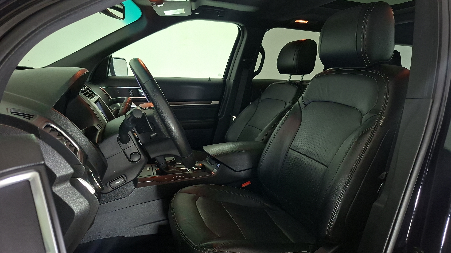 Ford Explorer — foto 14 de 18