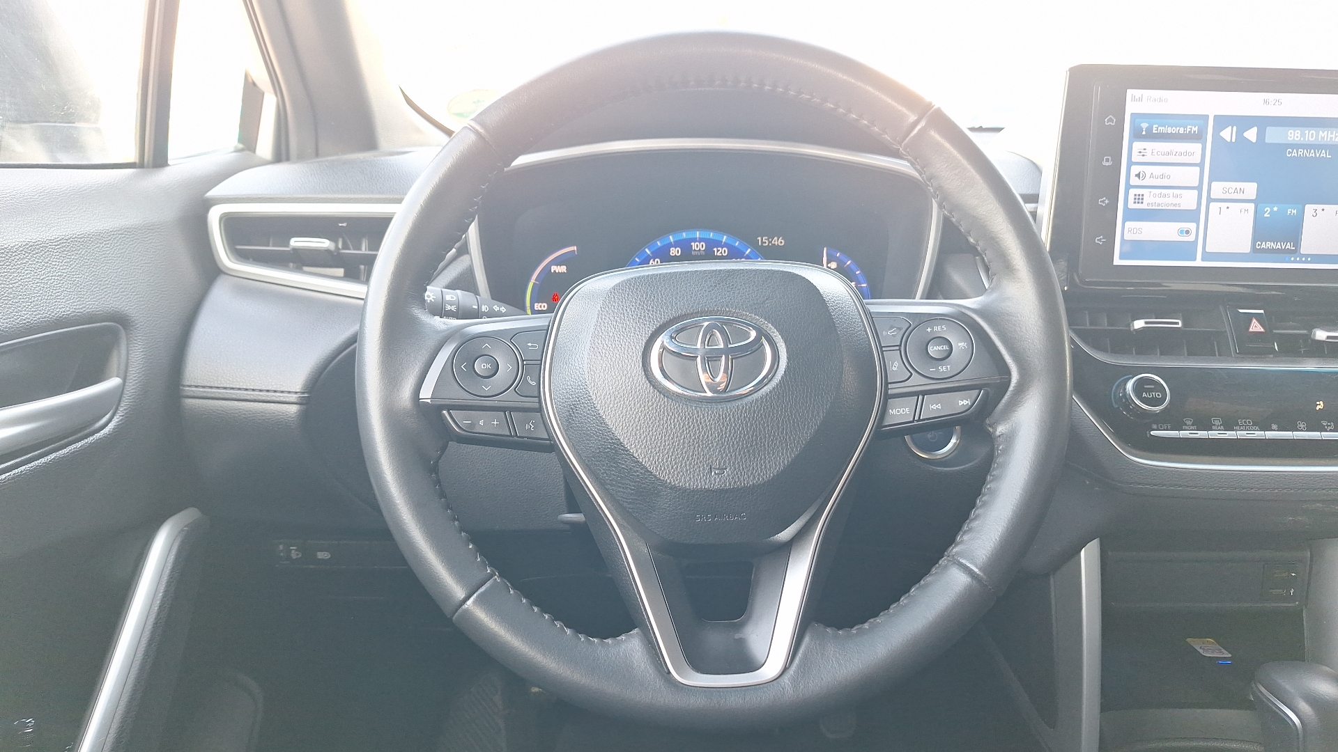 Toyota Corolla Cross — foto 8 de 16