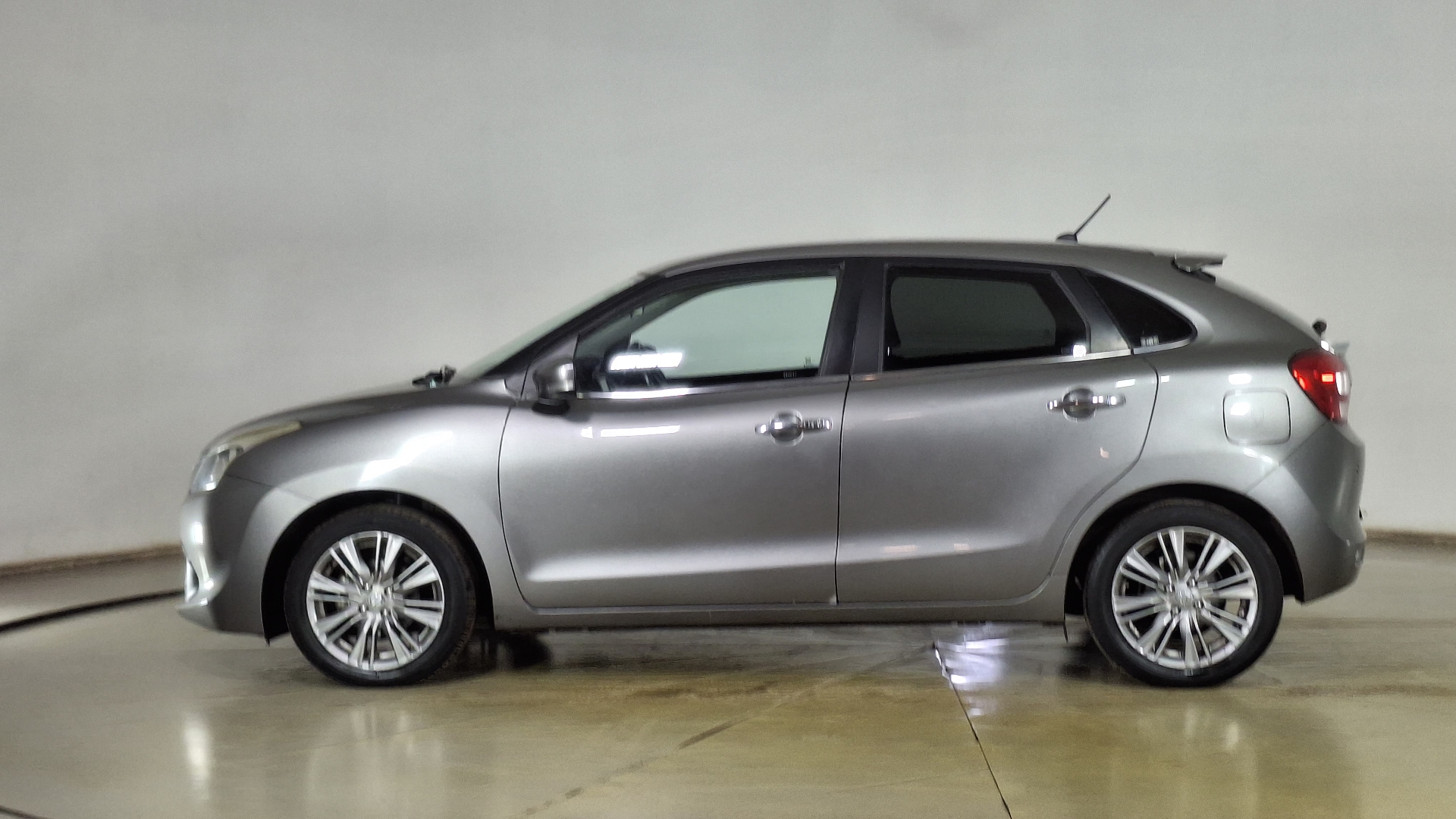 Suzuki Baleno — foto 7 de 16