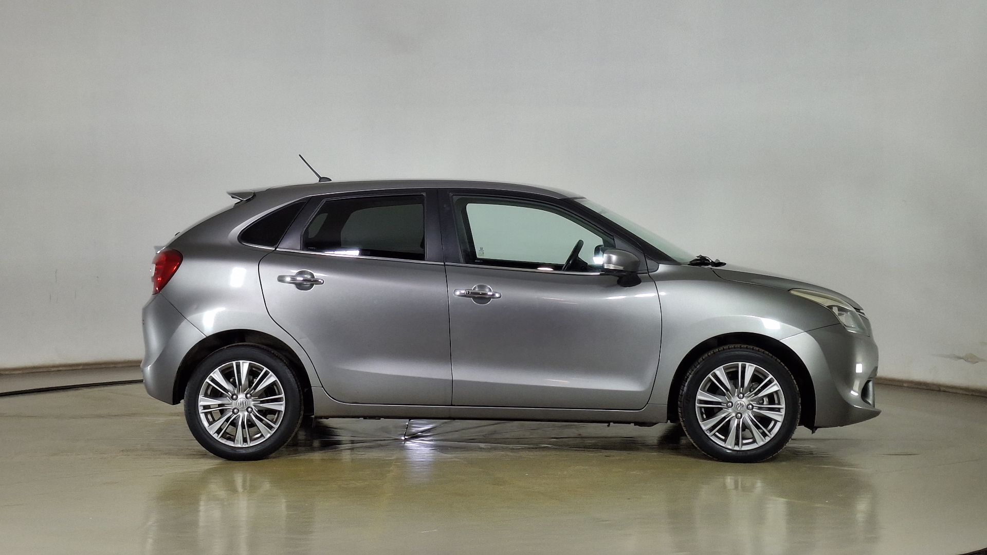 Suzuki Baleno — foto 4 de 16