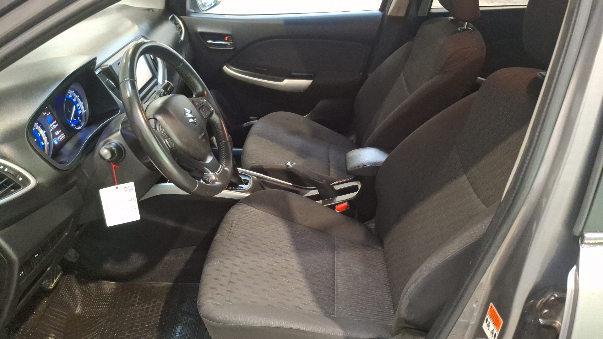 Suzuki Baleno — foto 13 de 16