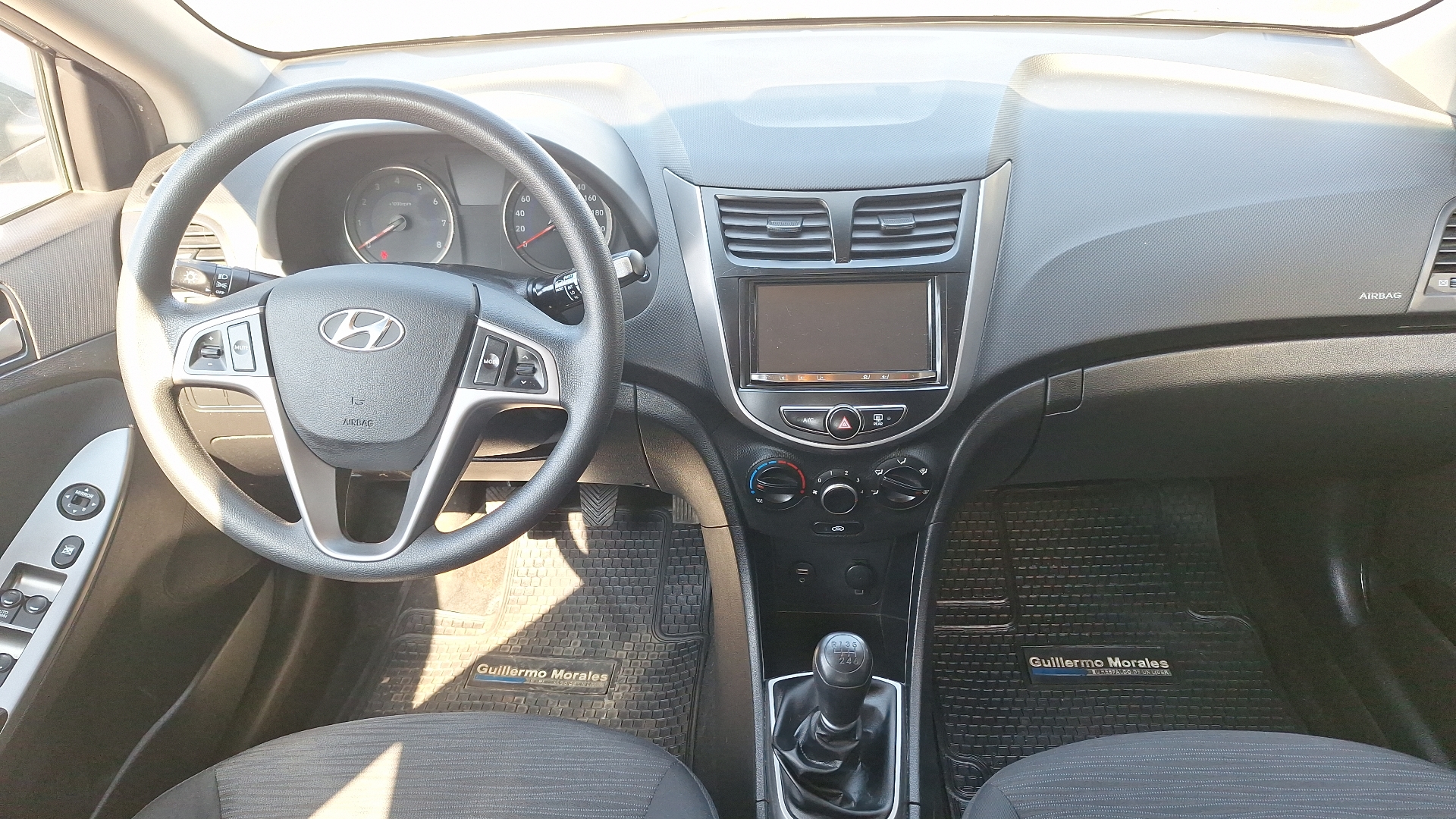 Hyundai Accent — foto 6 de 15