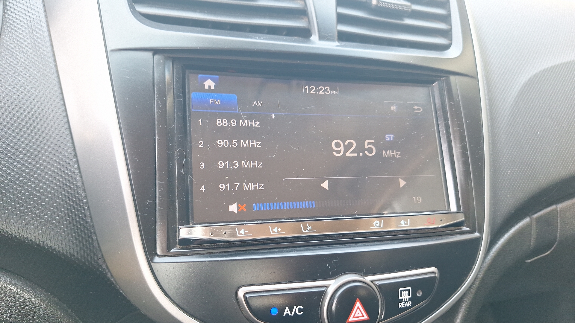 Hyundai Accent — foto 10 de 15