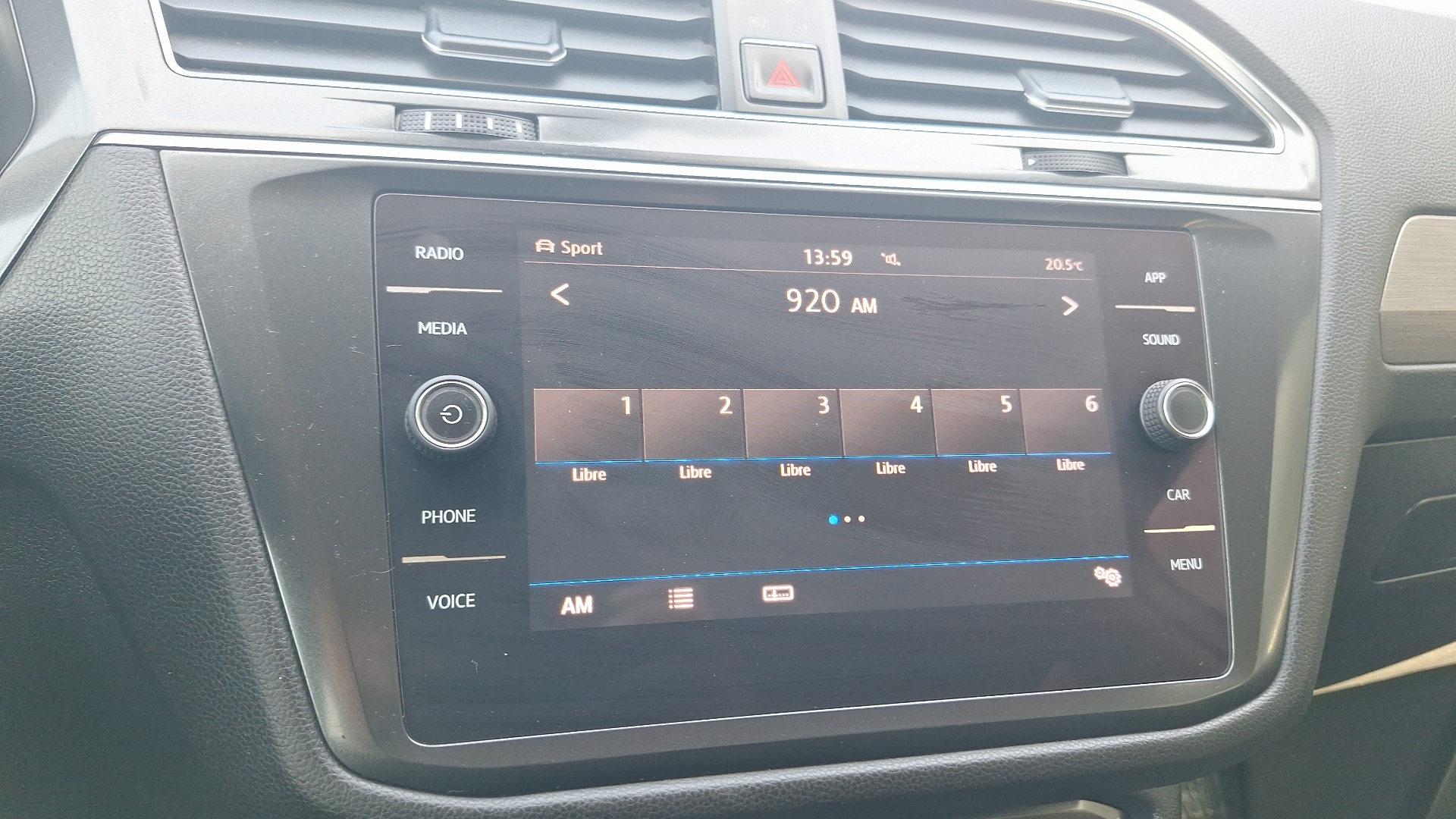 Volkswagen Tiguan — foto 10 de 14