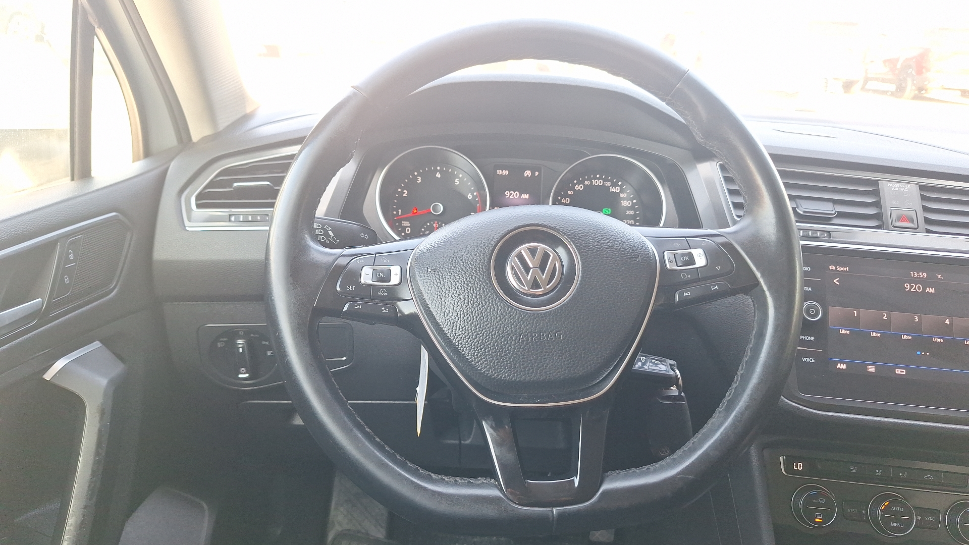 Volkswagen Tiguan — foto 8 de 14