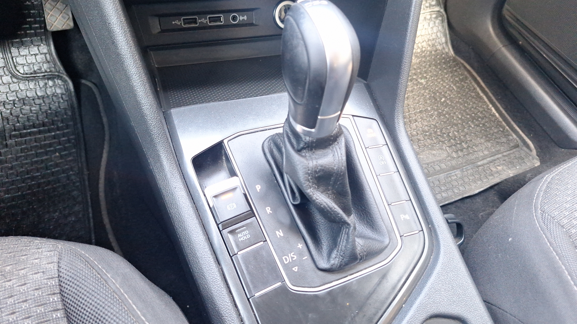 Volkswagen Tiguan — foto 11 de 14