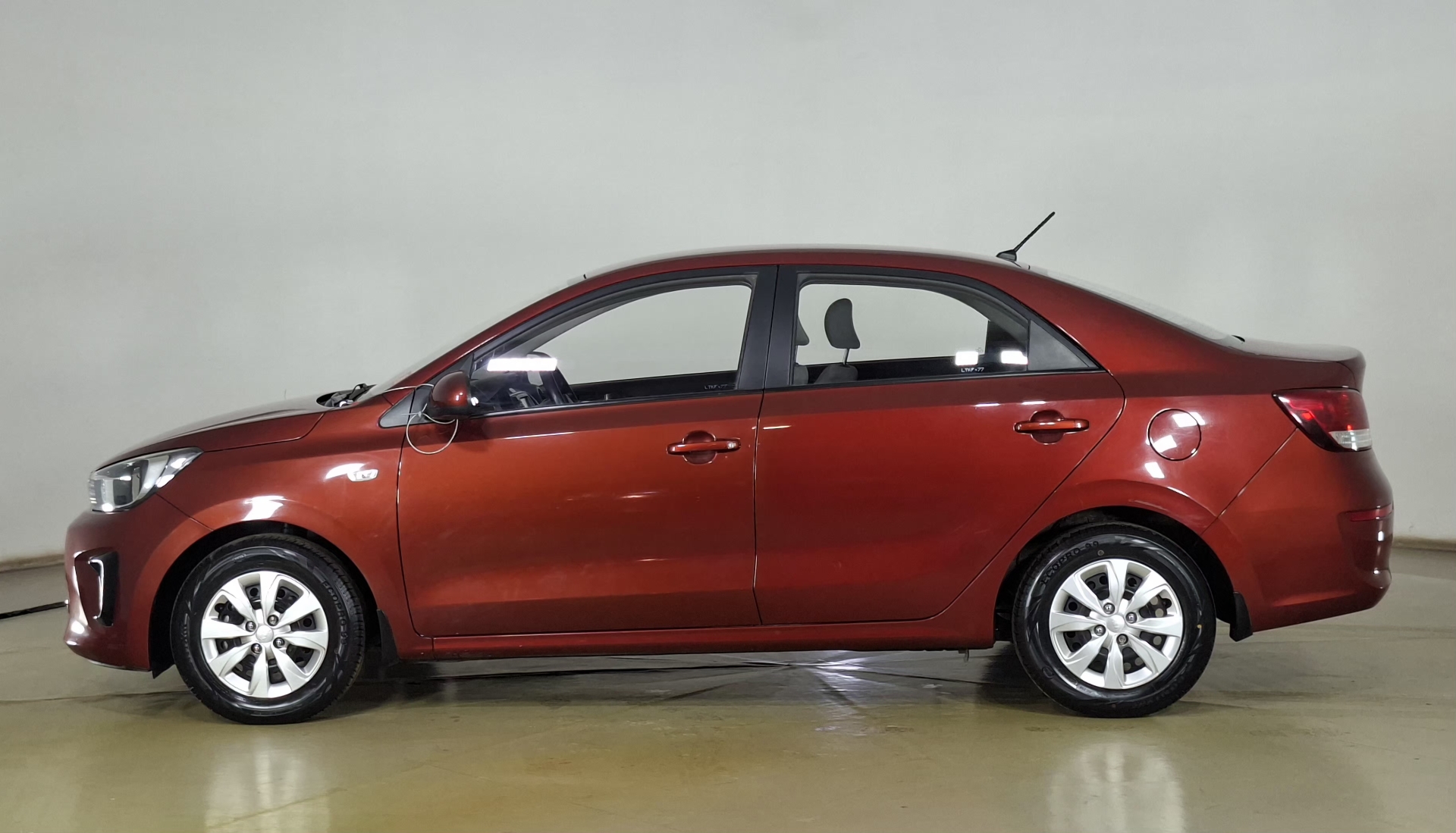 KIA Soluto — foto 7 de 17
