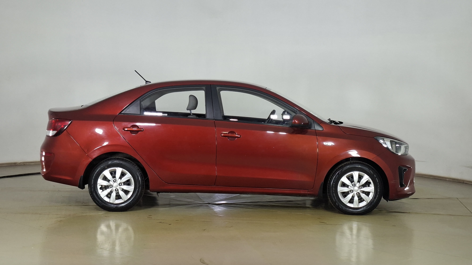 KIA Soluto — foto 4 de 17