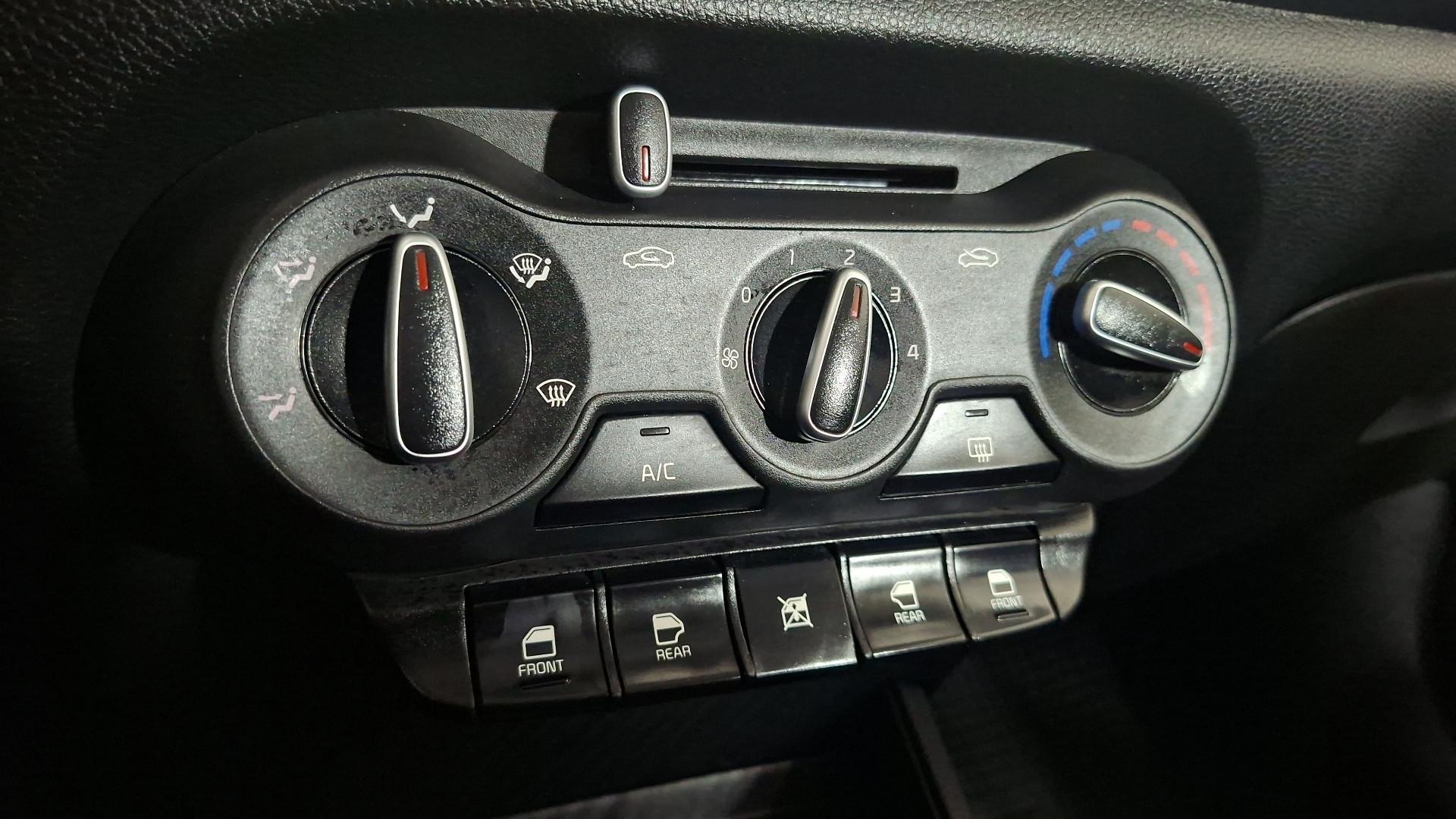 KIA Soluto — foto 16 de 17