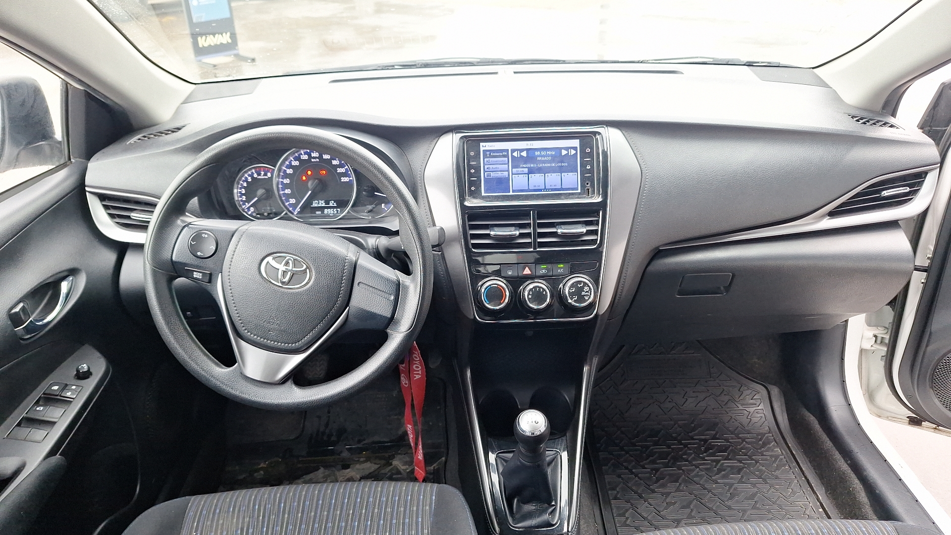 Toyota Yaris — foto 6 de 15